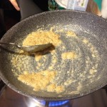 Aggiungere 2 cucchiai di farina integrale fino a che il composto diventi rossiccio (roux)