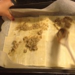 Stendere sopra le lasagne uno strato di funghi
